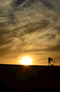 夕阳下的沙漠徒步身影