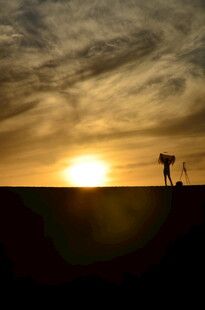 夕阳下的摄影者身影
