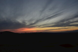 黄昏时分的天空与远山