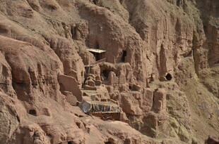 壮观的山崖洞穴景观