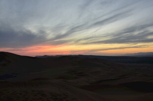 黄昏时分的壮丽旷野景观