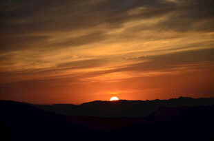 日落时分的壮丽天空景观