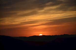 日落时分的壮丽天空景观