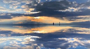 海上日落美景倒映