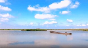 蓝天碧水间的孤舟