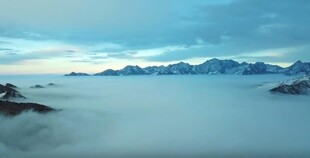 云海中的壮丽山峦景观