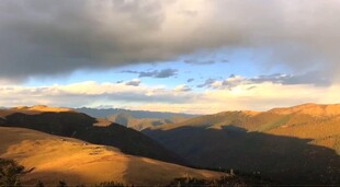 壮丽山景与天边云霞