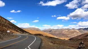 蜿蜒公路旁的壮美山川