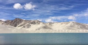 壮丽雪山下的静谧湖泊