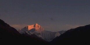 夕阳下的壮丽雪山