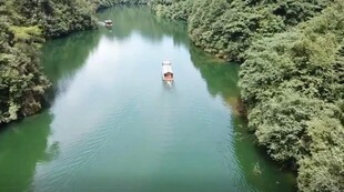 青山绿水间的泛舟美景