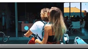 街头情侣甜蜜依偎瞬间