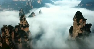 云雾缭绕的壮丽山峰景观