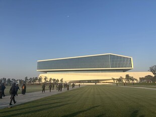 现代建筑前的人群景观