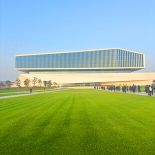 现代建筑前的大片绿茵