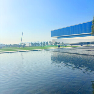 现代建筑旁的平静水面