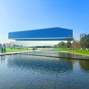 现代建筑旁的宁静水域