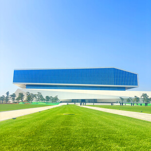 现代建筑前的开阔绿草地