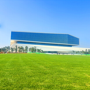 现代建筑与翠绿草坪景观