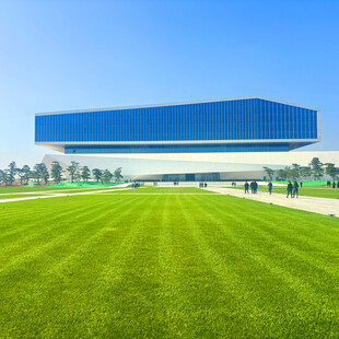 现代建筑前的翠绿草坪