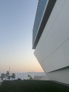 现代建筑与黄昏景色