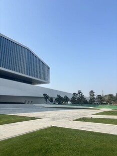 现代建筑前的开阔绿地