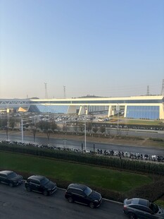 城市远景中的建筑与停车场