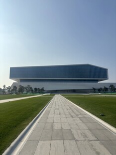 现代建筑前的开阔步道