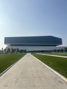 现代建筑前的开阔步道