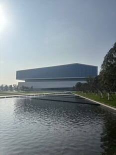 现代建筑旁的宁静水景