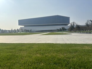 现代建筑前的大片绿地