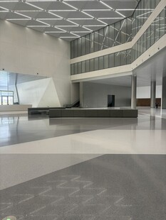 现代宽敞的室内大厅空间