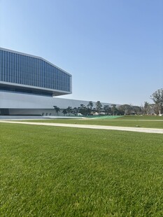 现代建筑旁的大片绿茵草地