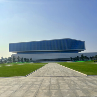 现代风格大型建筑外观