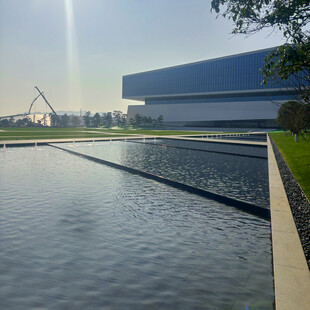 现代建筑旁的宁静水景