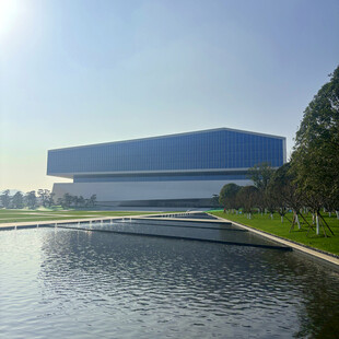 现代建筑旁的宁静水域