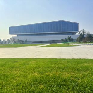 现代建筑旁的翠绿草坪