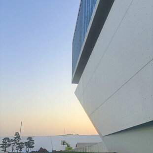 现代建筑与远处景观