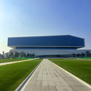 现代建筑前的开阔景观道