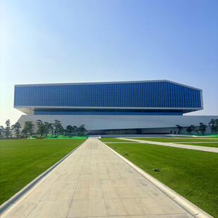 现代风格建筑前的开阔道路