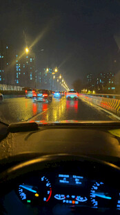 夜间车内视角的城市道路