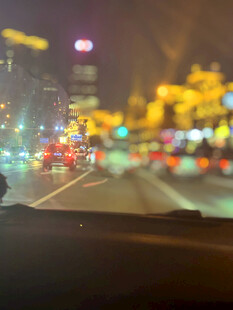 雨夜车内视角的城市街景