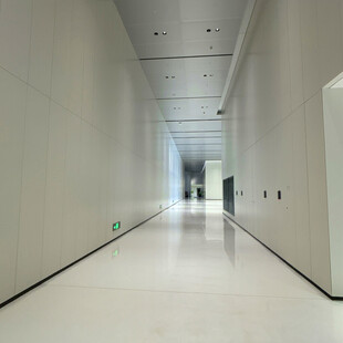 现代简约风格的空旷走廊