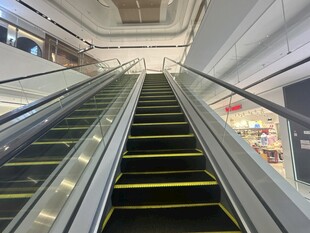 商场内的自动扶梯