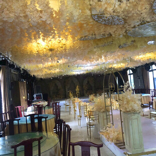 奢华水晶灯装饰的高雅餐厅