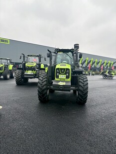 一排崭新的农用拖拉机