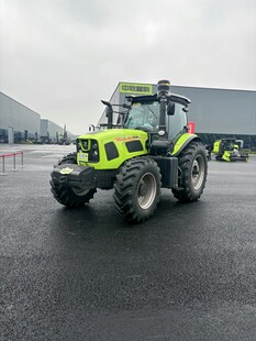 黄色农用拖拉机在路上