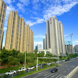 城市高楼与宽阔道路景观