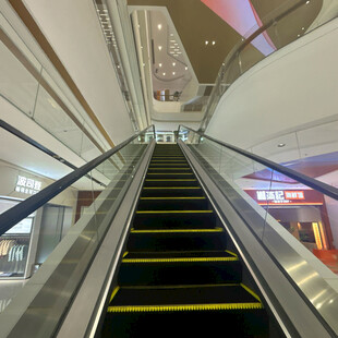 商场内的自动扶梯