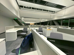 现代办公隔间内部场景